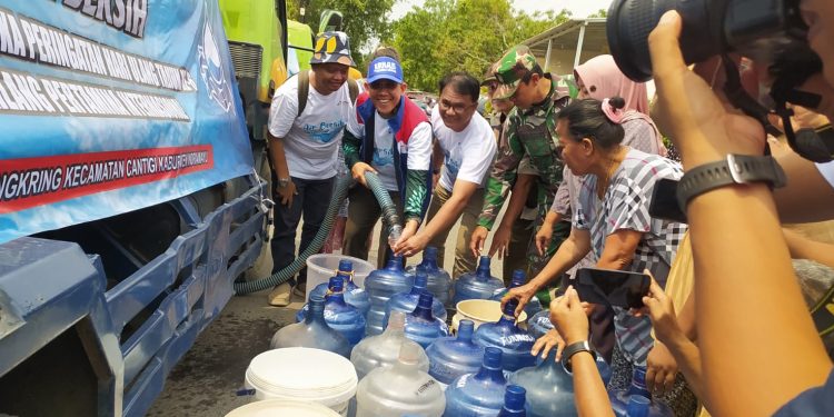 KPI Unit VI Balongan dan Jurnalis Salurkan Bantuan Air Bersih