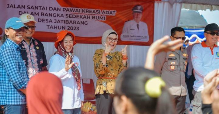 Jalan Santai Dan Pawai Kreasi Adat Desa Jatibarang