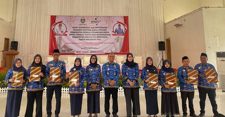 BKPSDM Indramayu Serahkan Dokumen Kontrak Kerja  PPPK Formasi Tahun 2022