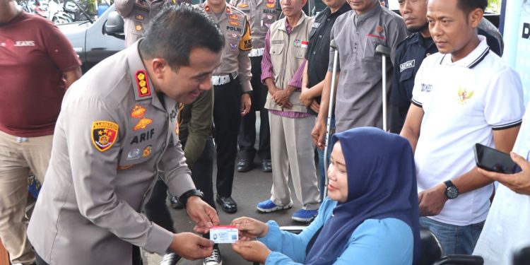 Polresta Cirebon Berikan SIM D Gratis ke Penyandang Difabel