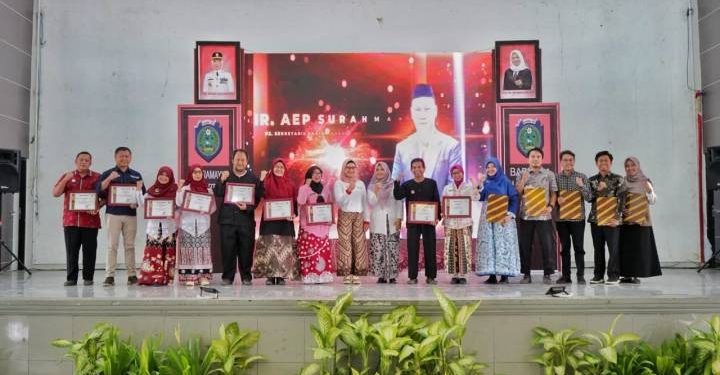 Bupati Indramayu Berikan Penghargaan Inovator Terbaik Pada Acara Gebyar Inovasi