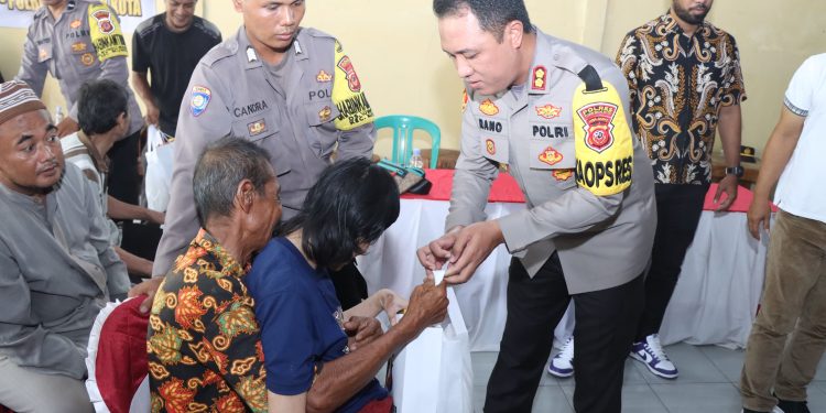 Bentuk Kepedulian Kepada Masyarakat, Kapolres Ciko Bagikan Puluhan Paket Sembako 