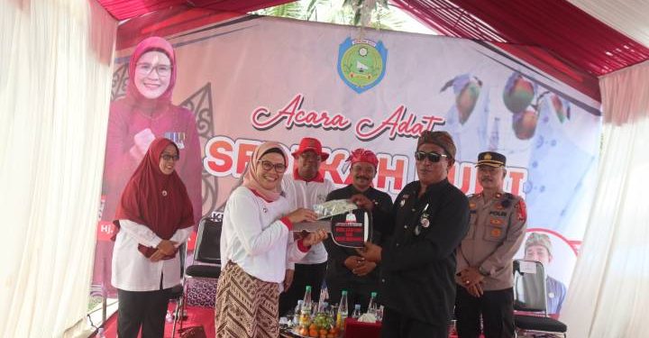 Acara Adat Serakah Bumi Bupati Berikan Bantuan Mobil Siaga