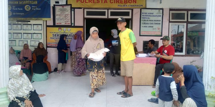 Warga Desa Babakan Kembali Mendapat Bantuan Beras 10 Kg Dari Pemerintah.