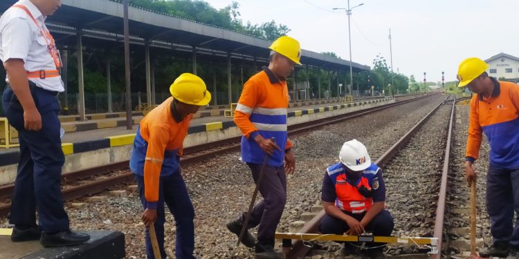 Masa Angkutan Nataru, Daop 3 Cirebon Antisipasi Tujuh Titik Lokasi Kontur Tanah Labil di Indramayu