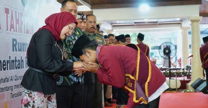 Bupati Nina Agustina Wisuda 135 Hafidz Quran , 86 Hafidz Hafal 30 Juz