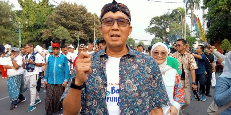 PJ Walkota Cirebon Ikuti Jalan Santai Batik Sarungan 