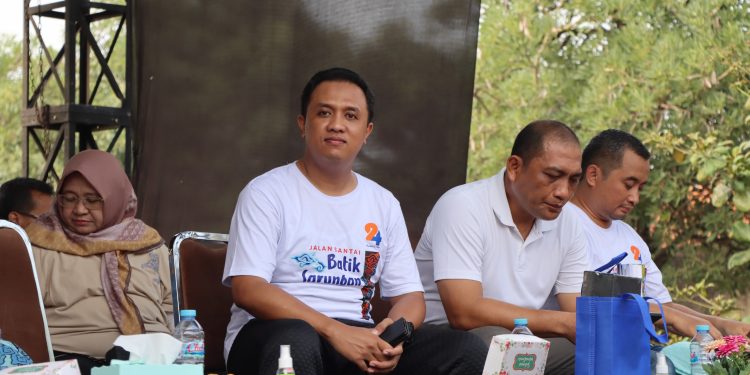 Kapolres Cirebon Ikuti Jalan Santai Batik Sarungan