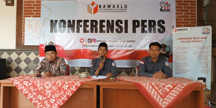 Melanggar Aturan, Panwaslu Karangampel Tertibkan 217 APK