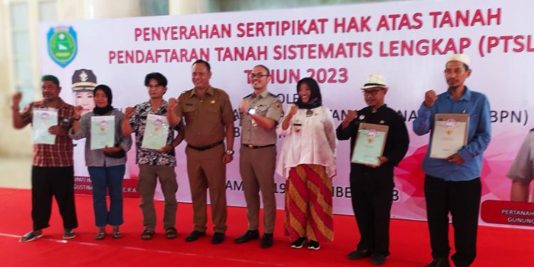 Bupati Indramayu Serahkan Sertipikat Program PTSL 2023