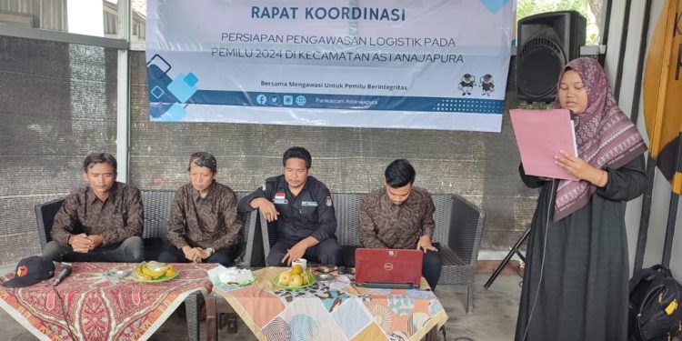Gelar Rakor Tahapan Kampanye dan Distribusi Logistik Pemilu, Panwascam Astanajapura Pastikan PKD Siap Awasi.