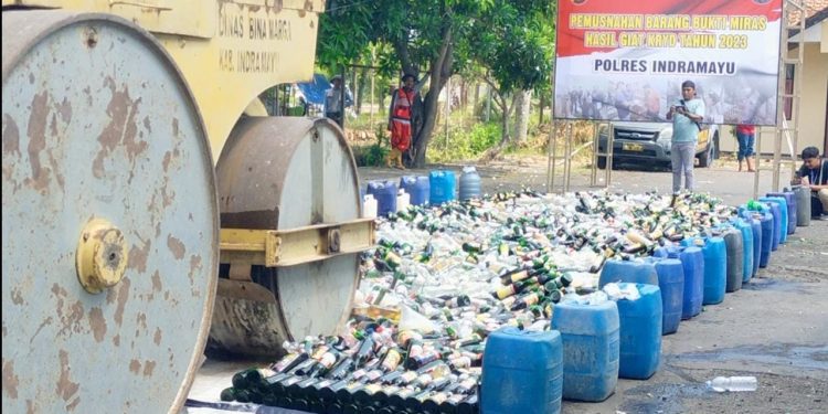 Jelang Nataru, Polres Indramayu Musnahkan Belasan Ribu Miras