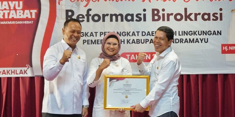 Bupati Indramayu  Serahkan Hasil Capaian Indeks Reformasi Birokrasi