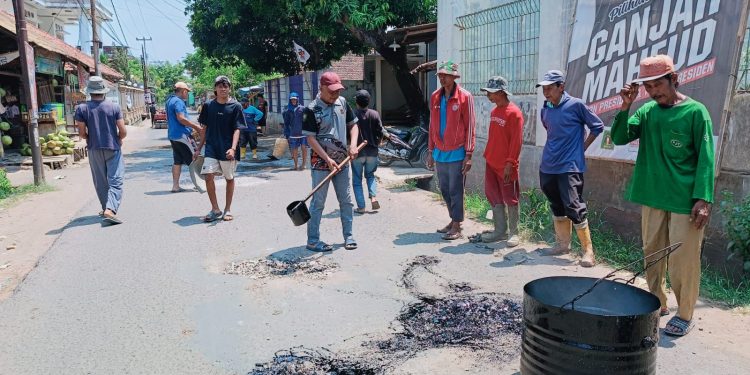 Gelontorkan Dana Pribadi, Jiwu Lili Mashuri Bersama Warga Cipeujeuh Kulon Swadaya Perbaiki Jalan