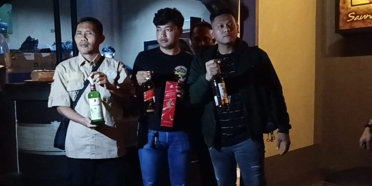 Jelang Tahun Baru, Satnarkoba Polres Ciko Berhasil Amankan 57 Botol Miras dan 1 Orang Bawa Obat