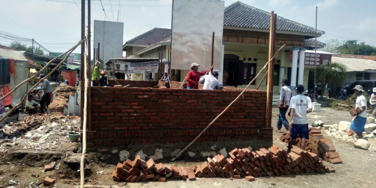 Pemdes Jemaras Kidul Bangun Kios UMKM Untuk Tingkatkan PAD