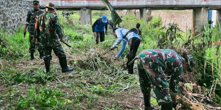 Peduli Lingkungan, Koramil 0620-10/Lemahabang Bersihkan Sungai Singaraja Tuk Karangsuwung