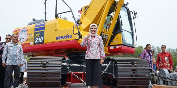 Solusi Pendangkalan Muara, Bupati Nina Serahkan Kapal Keruk