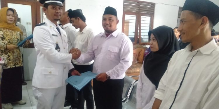 Kuwu Gempol Lantik 8 Perangkat Desa