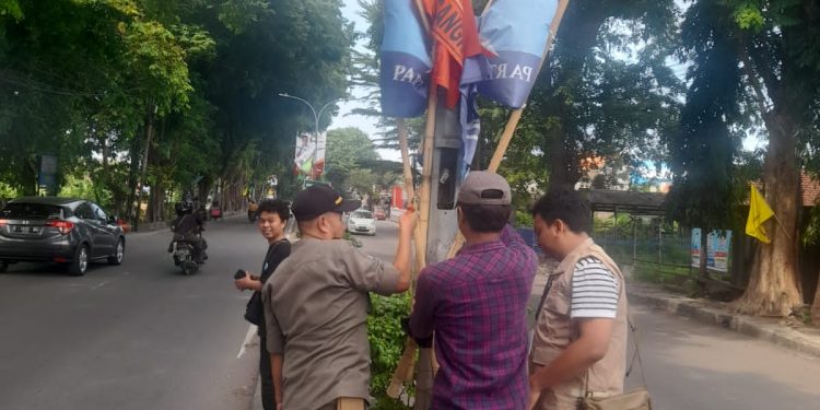 Ratusan Alat Peraga Kampanye di Jalan Cipto Kota Cirebon Ditertibkan