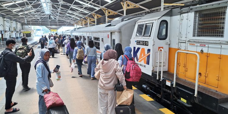 Pelaksanaan Masa Angkutan Nataru 2023/2024 Daop 3 Cirebon Berangkatkan 120.802 Penumpang.