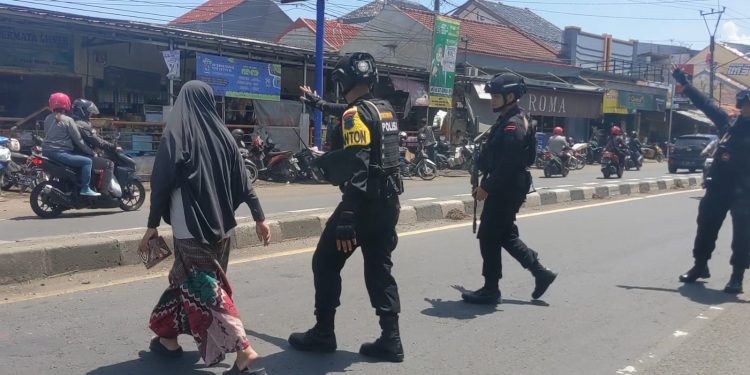 Lalin Sangat Padat, Personil Kompi 1 Yon C Brimob Jabar Sigap Bantu Warga Menyebrang