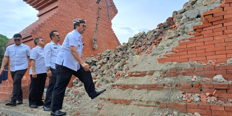 Gapura Tradisional Alun-alun Pataraksa Ambruk, Bupati Imron Kecewa dan Minta Dibangun Ulang.