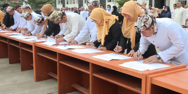 Penandatanganan Pakta Integritas dan Perjanjian Kinerja di Lingkungan Pemda