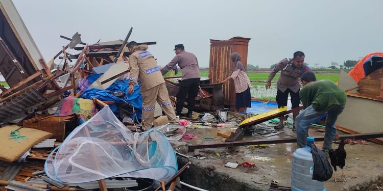 Angin Puting Beliung Terjang Dua Desa di Indramayu