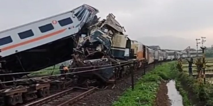 Akibat Kejadian Kecelakaan KA Turangga dan Commuterline Bandung Raya, Perjalanan KA Memutar, KAI Sampaikan Permohonan Maaf