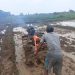 Hujan 3 hari berturut turut Petani bajak sawah.