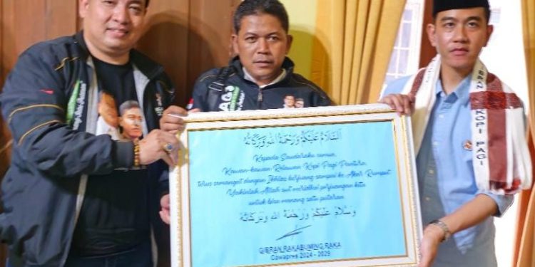 Kunjungan ke Buntet Cirebon, Gibran Tanda Tangan Prasasti Komunitas Kopi Pagi