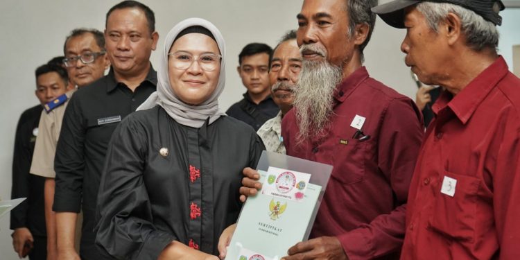 Bupati Hj. Nina Agustina Bagikan 150 Sertifikat Program PTSL Di Desa Arjasari