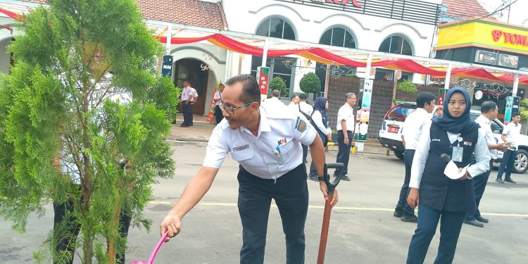 Dukung Pemerintah, KAI Daop 3 Cirebon Lakukan Penanaman Pohon di Stasiun Cirebon