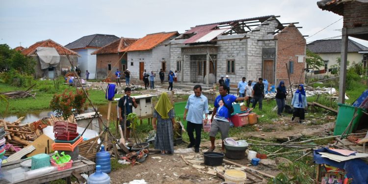 Herman Khaeron dan Ratnawati Tinjau Korban Puting Beliung di Indramayu