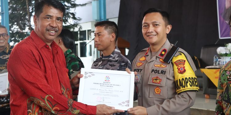 Kapolres Ciko Raih Penghargaan dari Komite SMAN 1 Kota Cirebon