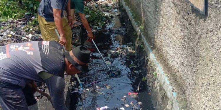 Isgiantoro Kuwu Jemaras Kidul Bersama Lembaga serta RT/RW Bersihkan Sampah Upaya Cegah Banjir dan Penyakit