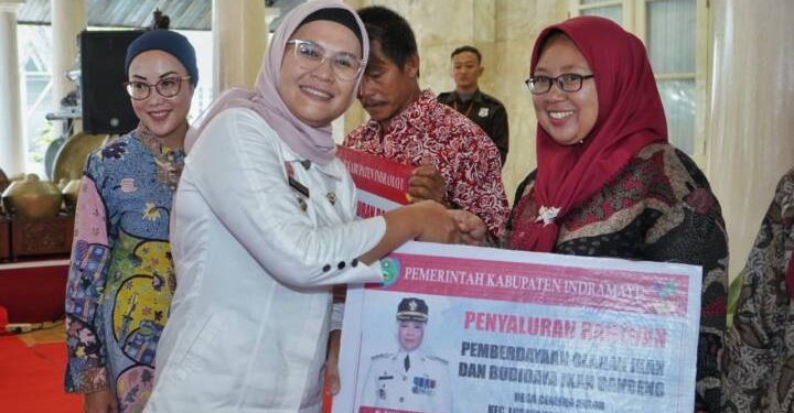 Serahkan Bantuan Sosial HBupati Nina : “Taraf Ekonomi Masyarakat Harus Meningkat”