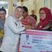 Serahkan Bantuan Sosial HBupati Nina : “Taraf Ekonomi Masyarakat Harus Meningkat”