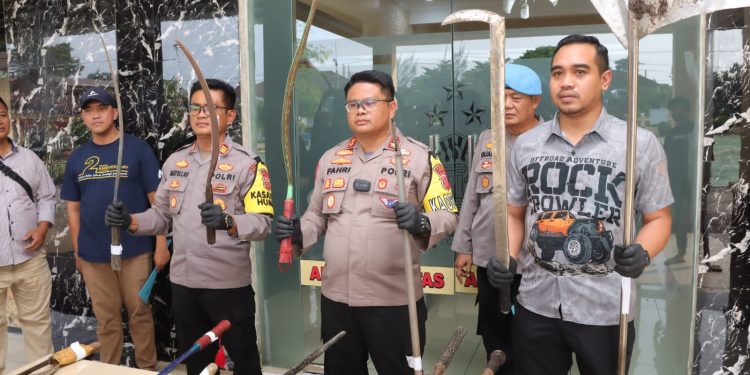 Kapolres indramayu , Amankan kerusuhan .