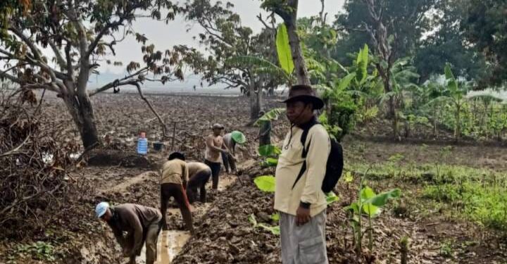 Masyarakat Desa Jati Mulya Gotong Royong Bersihkan Saluran