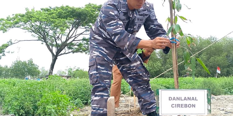 Lanal Cirebon Hadiri Karya Bakti Pembersihan Sampah dan Penanaman Pohon di Muara Sukalila