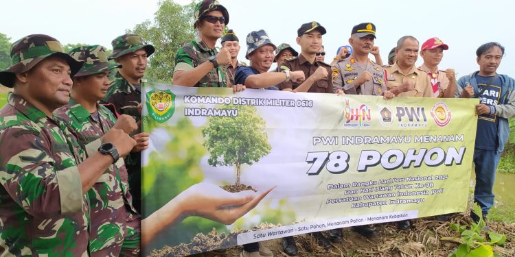 Kolaborasi dengan PWI Indramayu, Kodim 0616 Tanam Bibit Pohon dan Bersih-bersih Sungai