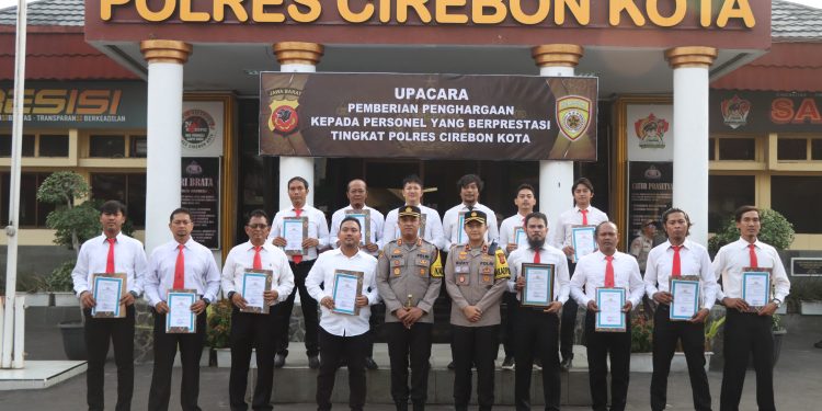 15 Personel Satreskrim Polres Ciko di Ganjar Penghargaan Oleh Kapolres Ciko