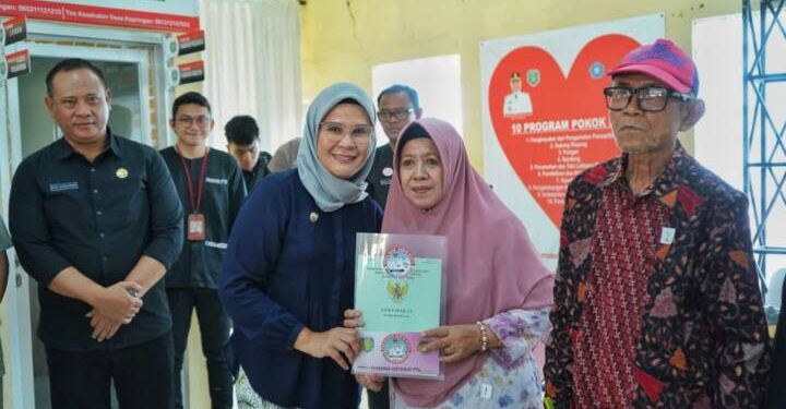 Bupati Indramayu Serahkan Serahkan 280 Sertifikat PTSL