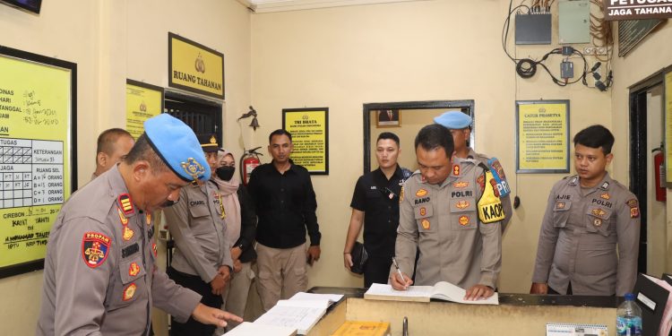 Kapolres Ciko Cek Kondisi Para Tahanan dan Absensi Petugas Jaga
