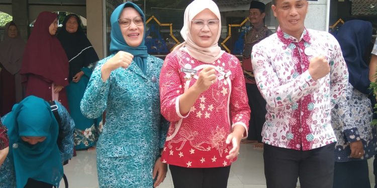 Bupati Nina Agustina,SH,MH,CRA , Sholat Dhuha Di Masjid AT TAQWA Kandanghaur