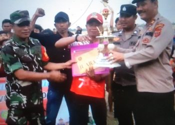 Kuwu Nasirin Terima Trophy Juara Sepakbola
