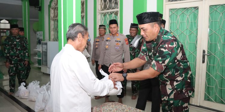 Keliling di Masjid, Dandim 0614/Kota Cirebon Bersama Polres Ciko Laksanakan Sholat Berjamaah