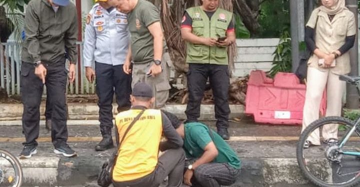 Selesai Apel Gabungan, Pj Walikota Cirebon Jalankan Program Bersih – Bersih di Ruas Jalan